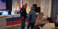 Губернатор Сергей Носов вручил жилищный сертификат жителю поселка Ягодное Борису Винникову - Kolyma.Ru