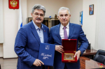 Анатолий Широков поздравил с юбилеем главу Контрольно-счетной палаты Колымы Юрия Дмитриенко