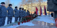На Колыме росгвардейцы приняли участие в церемонии возложения цветов в преддверии Дня защитника Отечества - Росгвардия