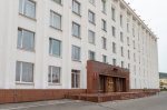Парковка на газонах, ненадлежащее содержание зданий и сооружений и несогласованное оформление фасада